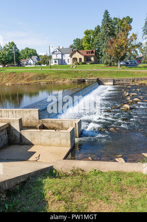 ELIZABETHTON, TN, USA-10/1/18: Die Wehr Damm auf Doe River, an der Alten Brücke. Stockfoto