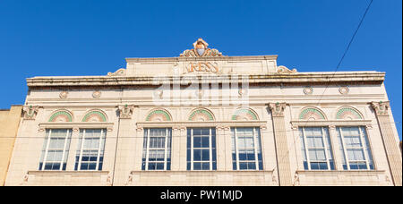 ELIZABETHTON, TN, USA-10/1/18: Gesims und Fries der Kress Gebäude, erbaut 1929. Stockfoto