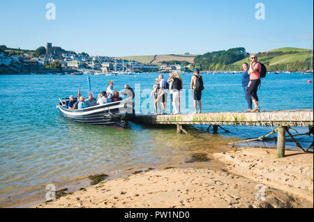 SALCOMBE, Großbritannien - 27 September 2018: die Passagiere an Bord eines kleinen Fähre über den Strand, den Hafen und die beliebten Badeort zu überqueren. Stockfoto