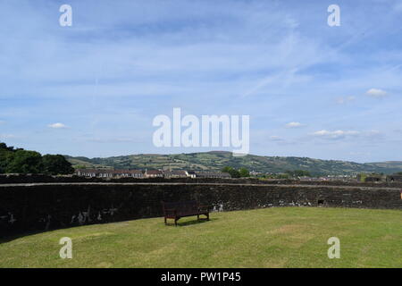 Scenic mit Blick von der mittelalterlichen Burg Caephilly Stockfoto