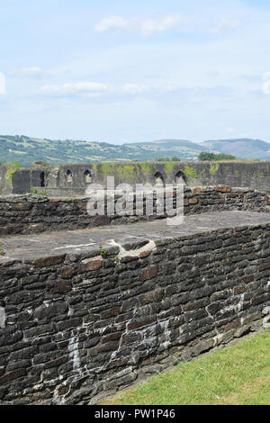 Der Blick von der mittelalterlichen Burg Caephilly Stockfoto