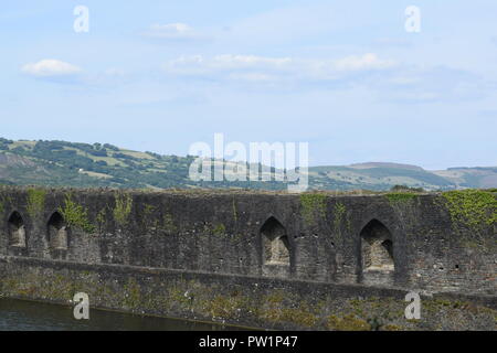 Scenic mit Blick von der mittelalterlichen Burg Caephilly Stockfoto