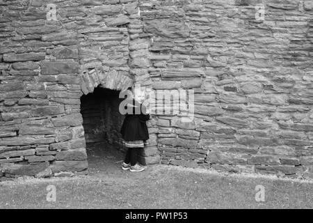 Kind versteckt sich in den Mauern der Burg Stockfoto