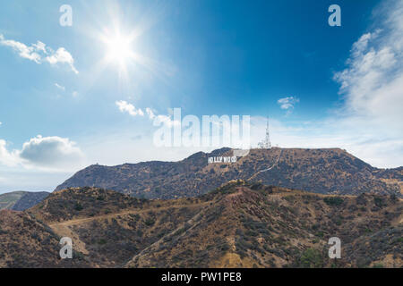 Los Angeles, CA, USA - 28. Oktober 2016. Weltberühmte Hollywood Sign unter Wolken Stockfoto