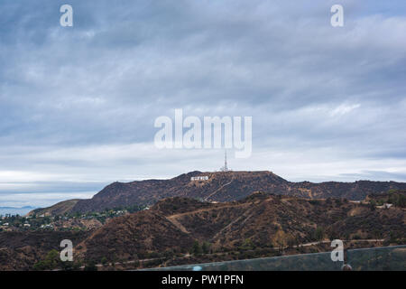 Los Angeles, CA, USA - 28. Oktober 2016. Weltberühmte Hollywood Sign unter Wolken Stockfoto
