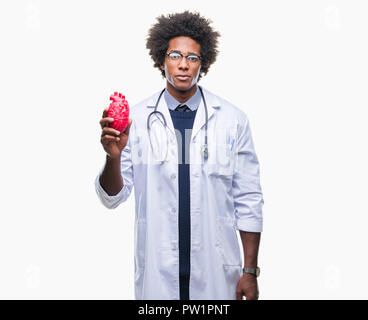 Afro-amerikanische Kardiologe Arzt Mann über isolierte Hintergrund mit einem selbstbewussten Ausdruck auf Smart Face denken Ernst Stockfoto