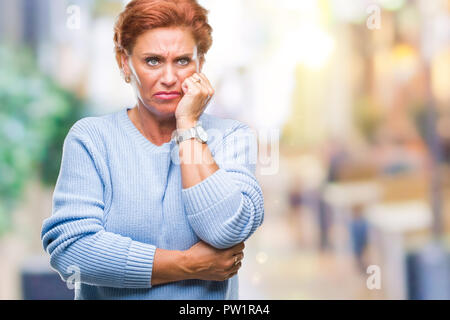 Attraktives senior kaukasischen rothaarige Frau über isolierte Hintergrund gestresst und nervös mit den Händen auf den Mund Beißen Nägel. Angst problem. Stockfoto