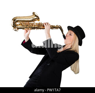 Junge Frau spielt Saxophon auf weißem Hintergrund Stockfoto