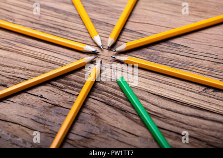 Nahaufnahme der Bunte Bleistifte auf hölzernen Hintergrund Stockfoto