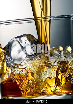 Whiskey Brandy auf ein Glas mit Eis, Aktion stoppen, Liköre ausgegossen worden Stockfoto