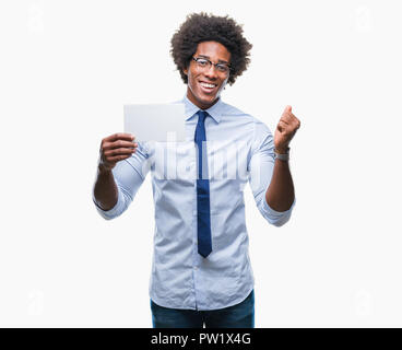 Afro-amerikanische Mann hält eine leere Karte über isolierte Hintergrund schreien stolz und feiern Sieg und Erfolg sehr aufgeregt, jubelnde Emotion Stockfoto