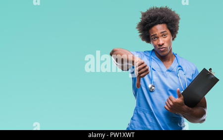 Afro-amerikanische Chirurg Arzt holding Zwischenablage Mann über isolierte Hintergrund mit Verärgerten Gesicht, negatives Vorzeichen zeigen Abneigung mit Daumen nach unten, Ablehnung Stockfoto
