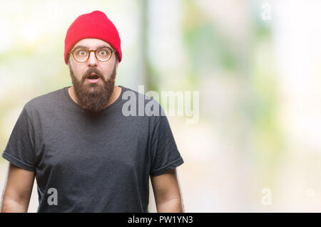 Junge kaukasier hipster Mann mit Brille über isolierte Hintergrund Angst und mit Erstaunen Ausdruck, Angst und aufgeregt Gesicht schockiert. Stockfoto