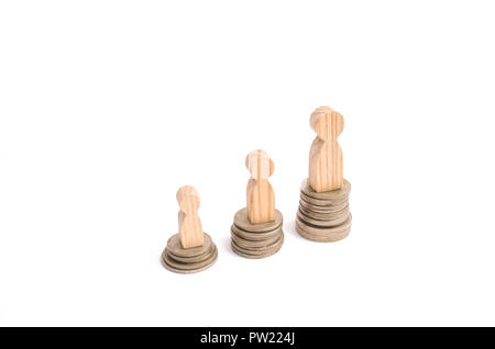 Menschen stehen auf Haufen von Münzen. Das Konzept der Erhöhung der Löhne und Spesen für Arbeitnehmer. Die Zunahme der sozialen Standards. Karriere Wachstum und Förderung. Stockfoto