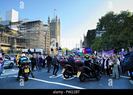 London, Frauen gegen staatliche Rente Ungleichheit Gruppe Kampagne. Demonstranten blockieren Straße außerhalb des Parlaments. Stockfoto