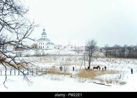 Willkommen Russland: Panoramablick im Winter auf der schönen Kirche der Heiligen Peter und Paul durch die alten Holzhäuser auf einem kleinen Hügel, umgeben von der Abdeckung Stockfoto