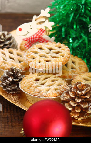 Weihnachten Mince Pies auf eine goldene Platte auf Holz- Hintergrund Stockfoto