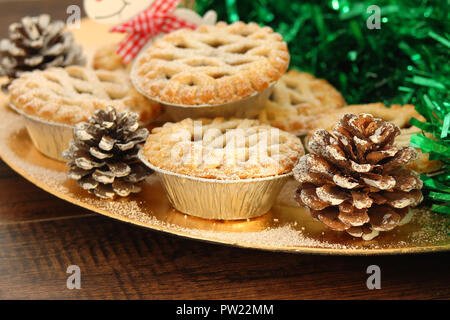 Weihnachten Mince Pies auf einem hölzernen Hintergrund Stockfoto