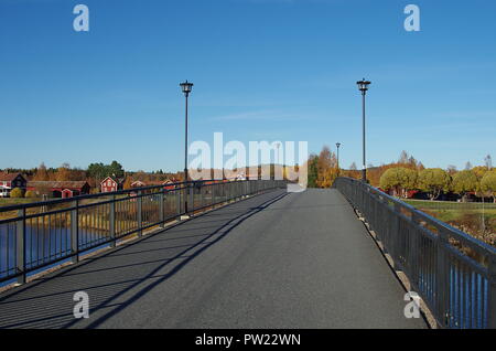 Schöne Herbstfarben in Wäldern und Flüssen rund um den kleinen ländlichen Stadt Björbo in Dalarna in Schweden. Stockfoto