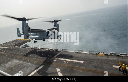 181009-N-NB 142-3083 Arabische Meer (Okt. 2010) 9, 2018) - eine MV-22 Osprey tiltrotor Aircraft, die an der "Elche" der Marine Medium Tiltrotor Squadron (VMM) 166 (Lauf), zieht aus der Flight Deck von Wasp-Klasse amphibisches Schiff USS Essex (LL 2), die während einer planmäßigen Einsatz von Essex Amphibious Ready Group (ARG) und 13th Marine Expeditionary Unit (MEU). USS Essex ist eine tödliche, flexibel, und anhaltende Navy-Marine Corps Team in die USA 5 Flotte Bereich der Maßnahme zur Unterstützung der Marine im Einsatz für die Stabilität und Sicherheit in der Region zu gewährleisten, Anschließen Stockfoto