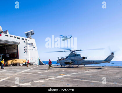 181009-N-PH 222-1127 MITTELMEER (Okt. 2010) 9, 2018) Segler, die mit dem San Antonio zugeordnet - Klasse amphibious Transport dock Schiff USS Anchorage LPD (23) und die Marines zu Marine Medium Tiltrotor Squadron (VMM) 166 (Verstärkt) Durchführung von Flugbetrieb mit AH-1Z Viper Hubschrauber in das Mittelmeer 9 Oktober, 2018 zugeordnet. Anchorage und schiffte sich 13 Marine Expeditionary Unit werden in den USA 6 Flotte Bereich arbeiten wie eine Krise Response Force zur Unterstützung der regionalen Partner sowie bereitgestellt die nationale Sicherheit der USA Interessen in Europa und in Afrika zu fördern. (U.S. Marine Foto von Masse Communic Stockfoto