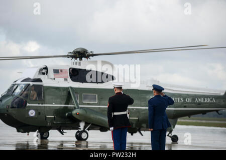 Die offizielle Begrüßung Partei macht ein Gruß als Vice President Mike Pence kommt an Joint Base Andrews, Md., Air Force Zwei für eine Reise, Okt. 10, 2018. Die 89Th Airlift Wing bietet weltweite Special Air Mission Luftbrücke, Logistik, Antenne Anschluss und Kommunikation für den Präsidenten, die Vizepräsidenten, die Mitglieder des Kabinetts, Kämpfer Kommandanten und andere hochrangige Militärs und der gewählten Führer durch das Weiße Haus beauftragt, Luftwaffe Stabschef und Air Mobility Command. (U.S. Air Force Foto/Staff Sgt. Kenny Holston) Stockfoto