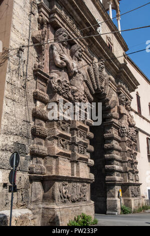 Schrägansicht der Porta Nuova, mittelalterlichen Tor zu den historischen Zentrum von Palermo, Sizilien, Italien Stockfoto