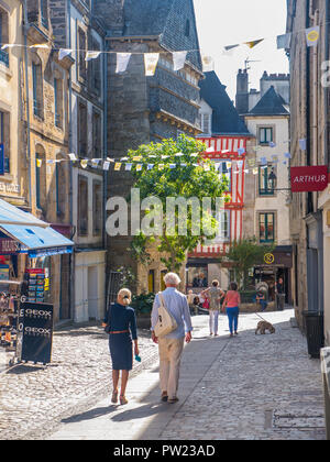 Quimper Altstadt historischen mittelalterlichen Fußgängerzone Einkaufszentrum mit Sommer Sonne Käufer Touristen & Besucher Quimper Bretagne Finistère Frankreich Stockfoto