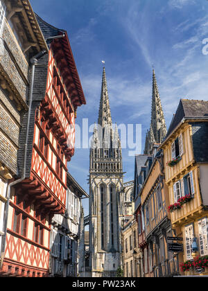 Quimper Bretagne mittelalterlichen Fachwerkhaus alten historischen Shopping Viertel Kathedrale Turm im Hintergrund Quimper Bretagne Bretagne Finistere Frankreich Stockfoto