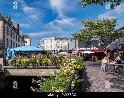 Quimper Les Halles abgedeckt Bio-markt mit Taverne Halles Saint François & alfresco Cafés & Restaurants Fluss Odet Quimper Bretagne Frankreich produzieren Stockfoto