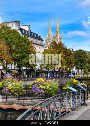 Quimper Fluss Odet und Türme der Kathedrale von Quimper Quimper mit Blumen geschmückter Brücken im Vordergrund Quimper Bretagne Frankreich Stockfoto