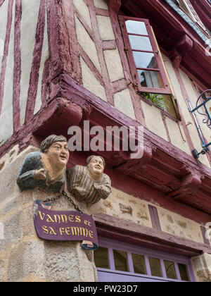 "Vannes et sa Femme" Statue (Vannes und seine Frau) eine polychrome Stein aus dem 16. Jahrhundert an der Fassade eines Fachwerkhauses Vannes Bretagne Frankreich Stockfoto