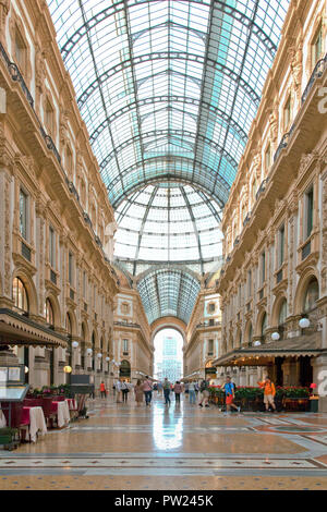 Die Menschen in der Galleria Vittorio Emanuele II, Italiens älteste aktive shopping Mals. Ein Wahrzeichen von Mailand, Italien, Es ist ein 4-stöckiges Doppel arcade Ich Stockfoto