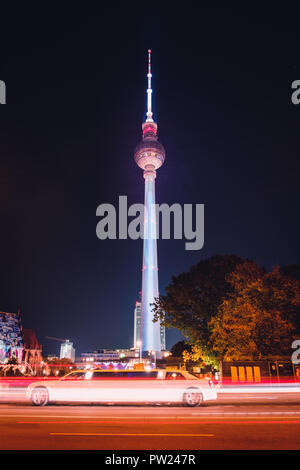 Berlin, Deutschland - Oktober 2018: beleuchtet Wahrzeichen (TV Tower / Fernsehturm) Nachts bei Berlin leuchtet auch bekannt als Festival der Lichter in Berlin Stockfoto