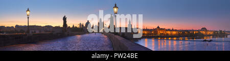 Panoramabild von der Karlsbrücke und Moldau in den frühen Morgenstunden Stockfoto