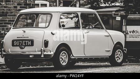 Schwarz und Weiß vintage Mini Cooper Auto Stockfoto