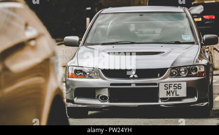 Mitsubishi Evo auf einer Vorstadtstraße geparkt Stockfoto