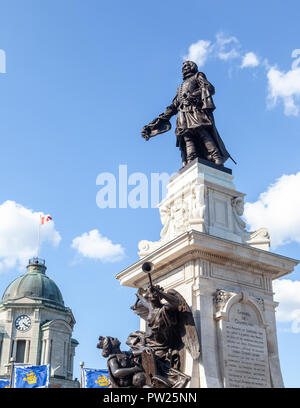 Denkmal von Samuel de Champlain errichtet 1898 zur Erinnerung an den Gründer von Quebec. Die berühmte Statue Wahrzeichen ist in der Altstadt von Quebec City auf Duffer entfernt Stockfoto