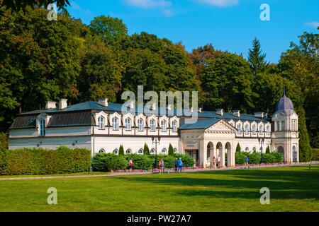 Naleczow, Lublin/Polen - 2018/09/01: historische Alte Bäder Pavillon in Springs Park Zdrojowy in Naleczow bekannten polnischen Kurort in entstanden Stockfoto