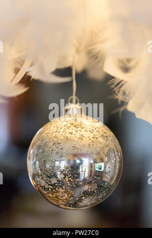 Silber große Christmas Ball hängen an Ästen am Weihnachtsmarkt. Es spiegelt Weihnachtsbeleuchtung Frankreich Stockfoto