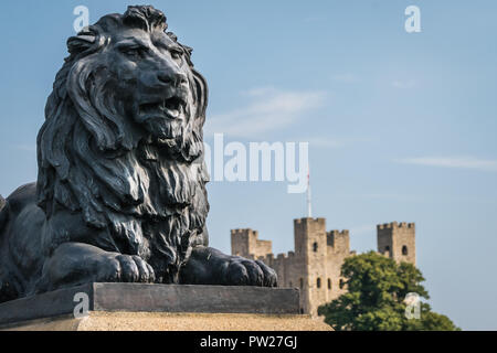 Leistungsstarke lion Statue auf der Rochester Brücke über den Fluss Medway in Rochester, Kent, England Stockfoto