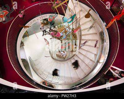 London, Großbritannien - 15 April, 2012: Wendeltreppe im Kaufhaus Fortnum & Mason. Stockfoto