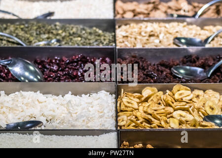 Fächer mit getrockneten Früchten mit Rosinen und Stücke von Kokospalmen und Bananen auf den Markt Abschaltdruck Stockfoto