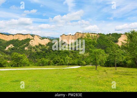 Panorama mit Pyramiden von Melnik Sand Felsen in der Nähe von Melnik Stadt, Bulgarien Stockfoto