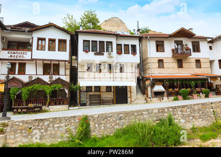 Melnik, Bulgarien - 11. Mai 2017: Street View mit traditionellen bulgarischen Häuser mit Terrasse, von der Wiedergeburt in Melnik Stadt, Bulgarien Stockfoto