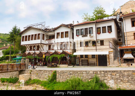 Melnik, Bulgarien - 11. Mai 2017: Street View mit traditionellen bulgarischen Häuser mit Terrasse, von der Wiedergeburt in Melnik Stadt, Bulgarien Stockfoto