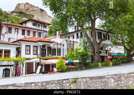 Melnik, Bulgarien - 11. Mai 2017: Street View mit traditionellen bulgarischen Häuser mit Terrasse, von der Wiedergeburt in Melnik Stadt, Bulgarien Stockfoto