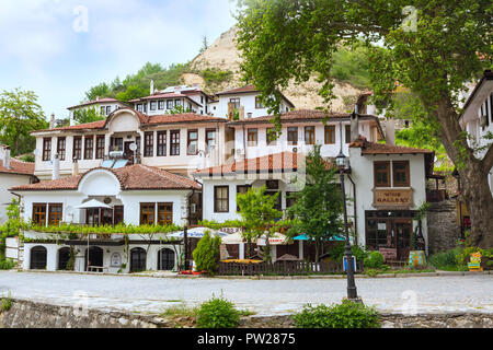 Melnik, Bulgarien - 11. Mai 2017: Street View mit traditionellen bulgarischen Häuser mit Terrasse, von der Wiedergeburt in Melnik Stadt, Bulgarien Stockfoto