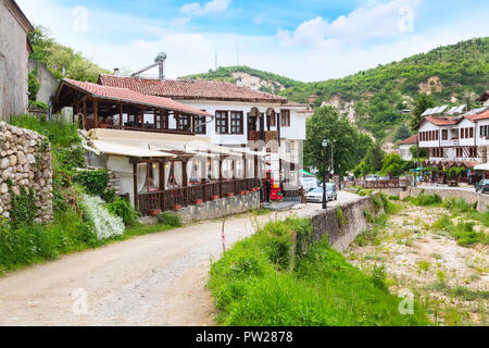 Melnik, Bulgarien - 11. Mai 2017: Street View mit traditionellen bulgarischen Häuser mit Terrasse, von der Wiedergeburt in Melnik Stadt, Bulgarien Stockfoto