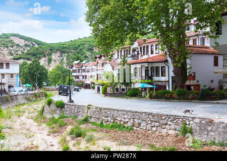 Melnik, Bulgarien - 11. Mai 2017: Street View mit traditionellen bulgarischen Häuser mit Terrasse, von der Wiedergeburt in Melnik Stadt, Bulgarien Stockfoto